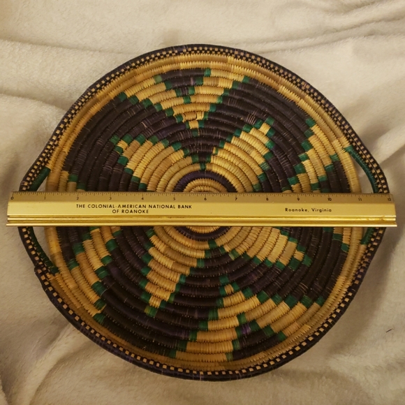 Handwoven basket/tray with handles Beautiful pattern 12 inches in diameter - Picture 4 of 4